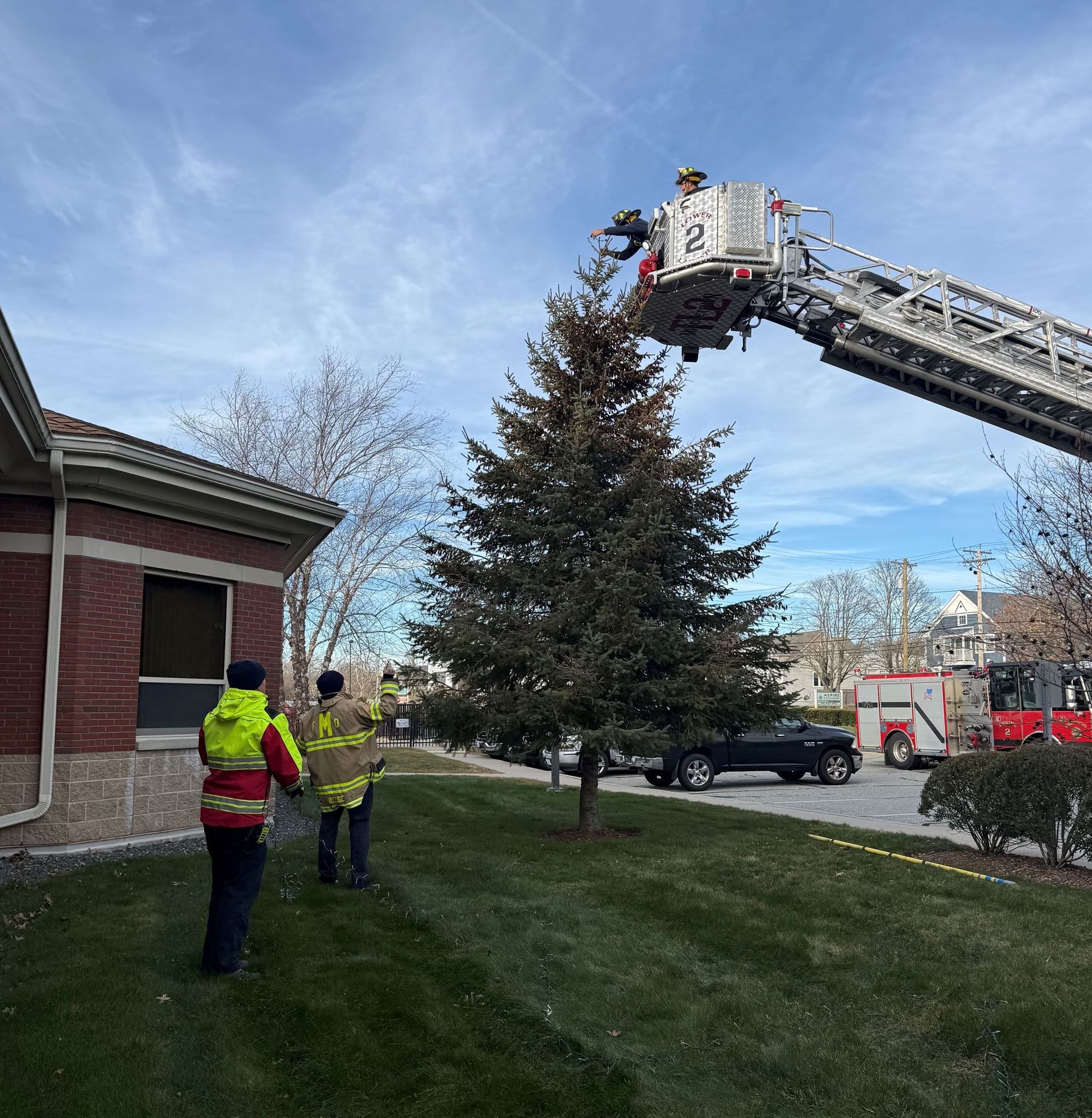 Middletown Fire Assists With Stringing Lights At MPD 12525